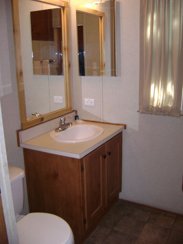 Cabin, 1 Bedroom (Linens Available, Pets Permitted) photo 2