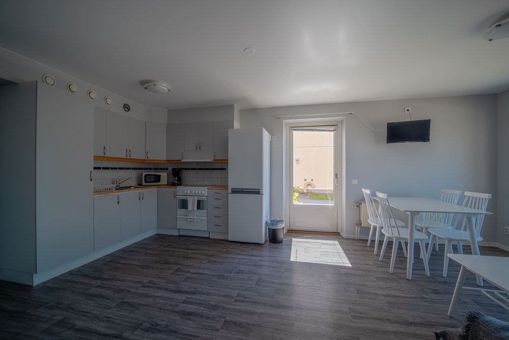 Apartment, 2 Bedrooms, Ground Floor - Photo 2