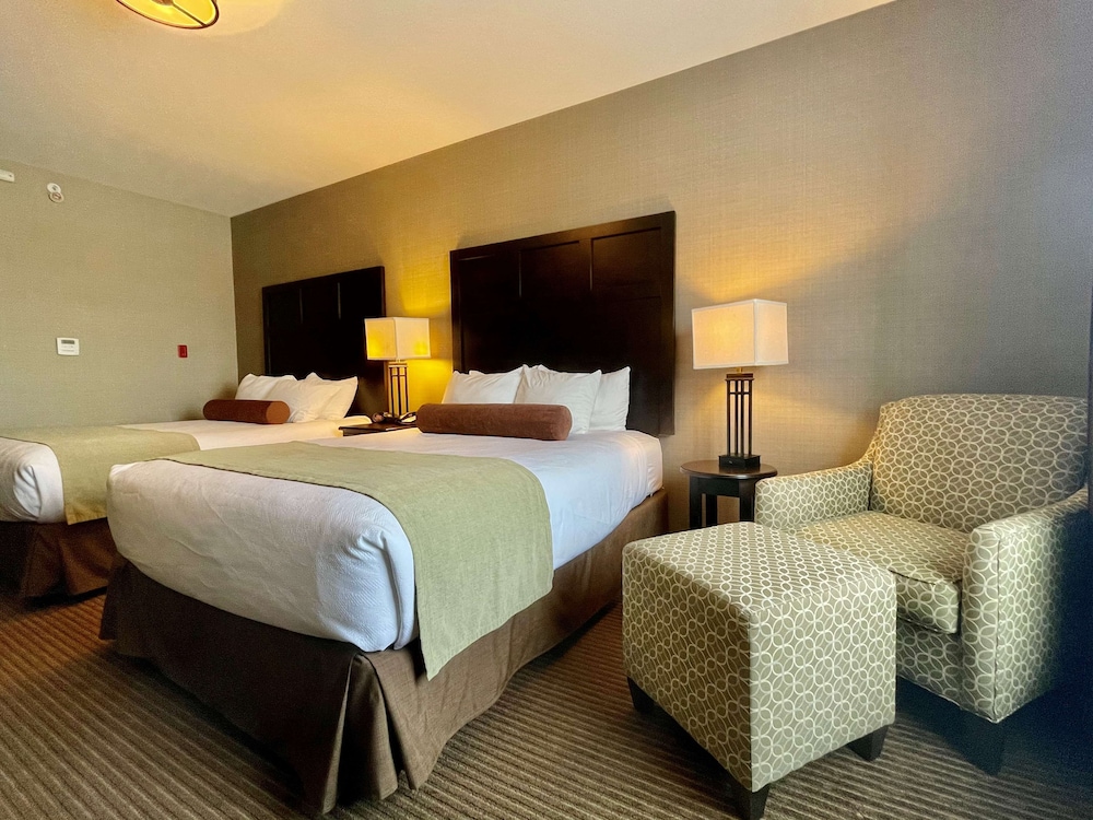 Standard Room, 2 Queen Beds, Non Smoking, Refrigerator & Microwave photo 3
