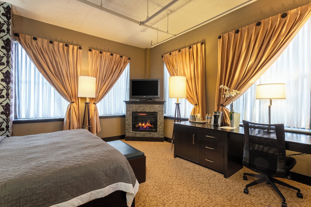 Standard Room, 1 King Bed, Non Smoking (Fireplace) photo 1