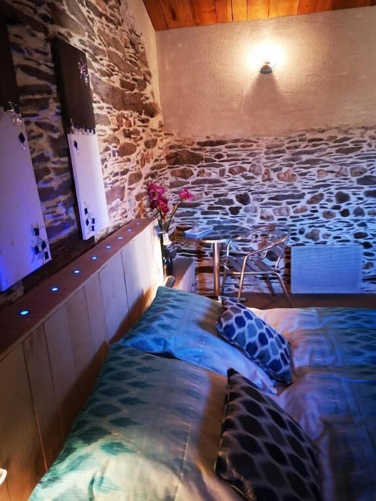 Double Room (Iris)