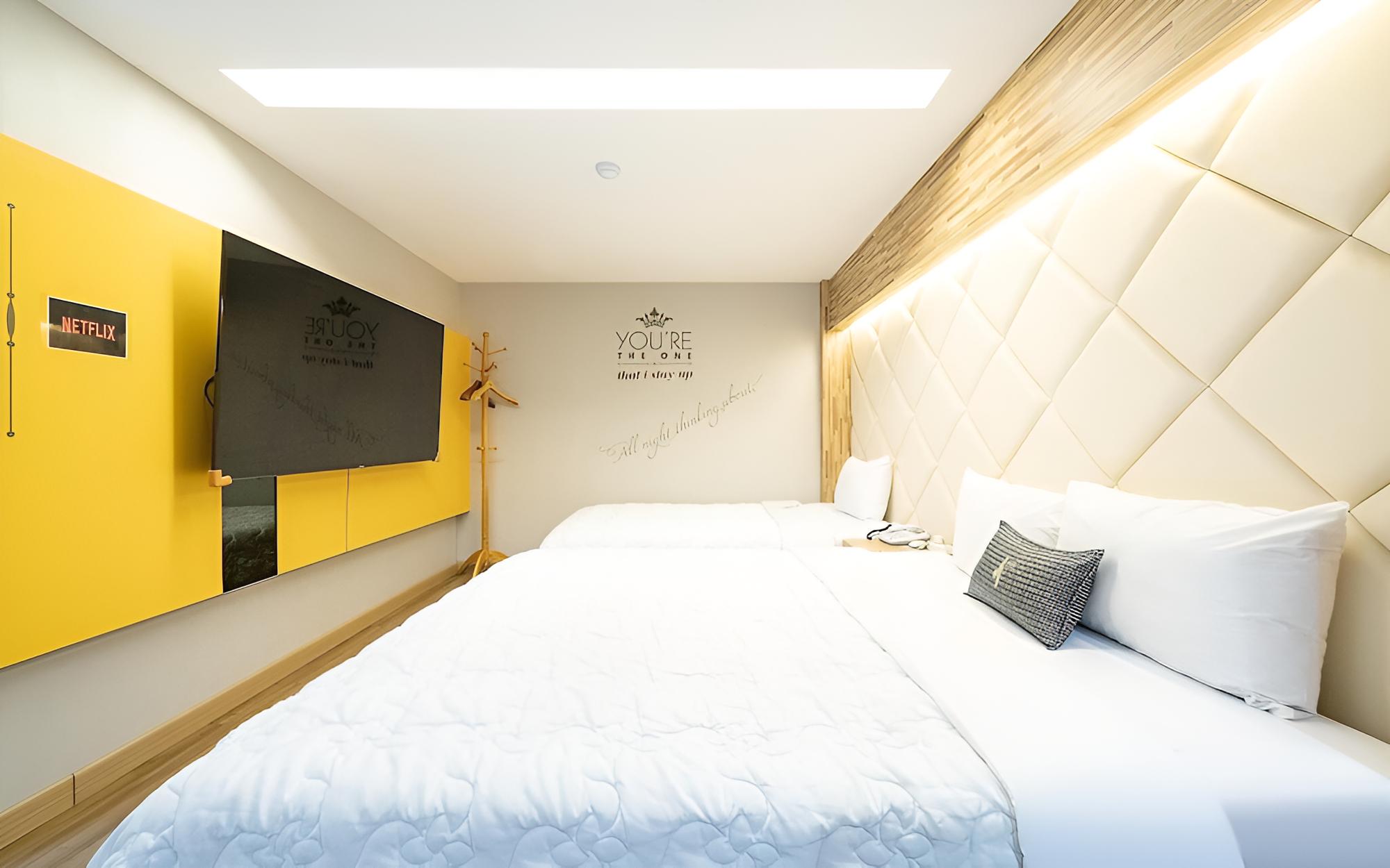 Room (VIP (twin bed / Netflix available)) photo 2
