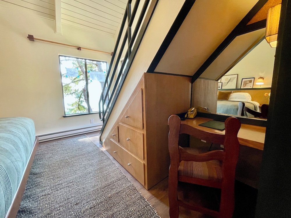 Standard King Room + One Twin Loft photo 3