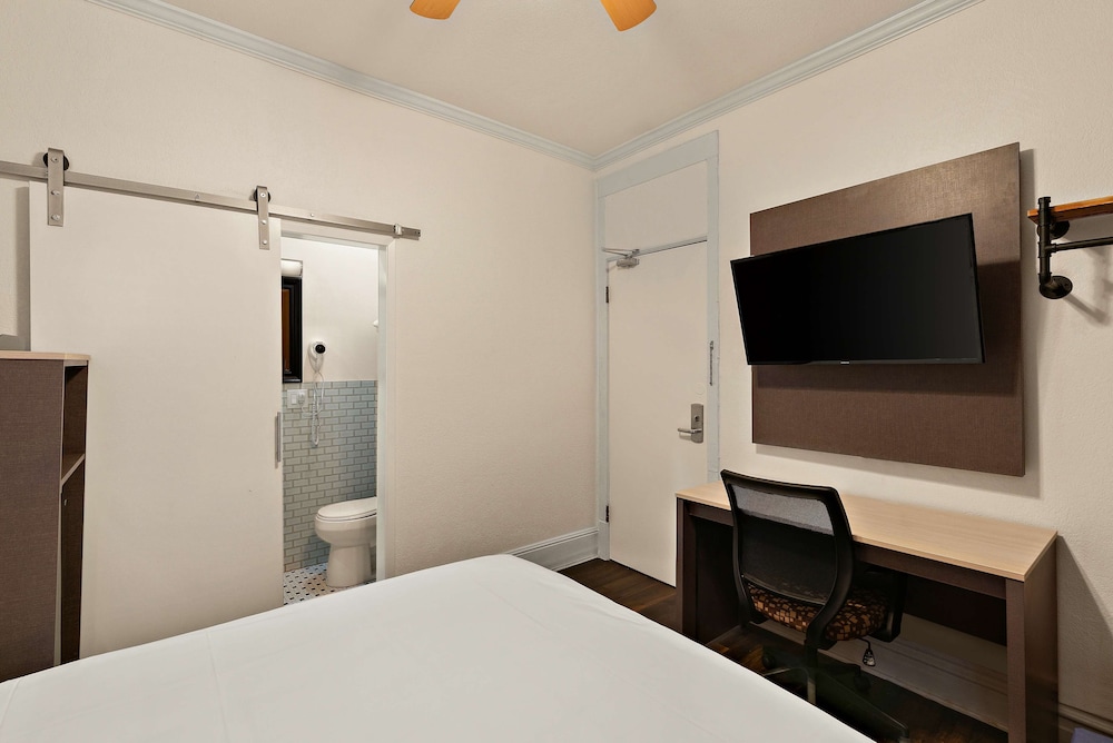 Standard Room, 1 Queen Bed, Non Smoking, Refrigerator & Microwave - Photo 3