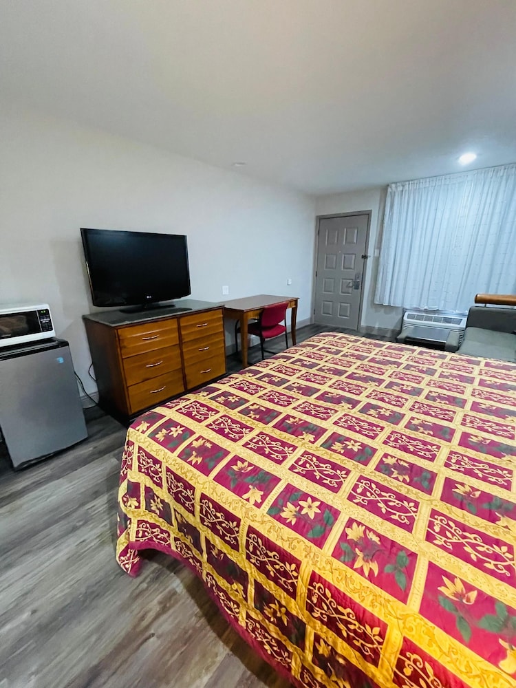 Economy Room, 1 King Bed, Non Smoking photo 1