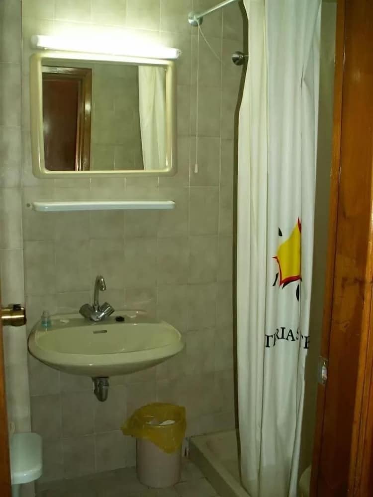 Basic Double or Twin Room - Photo 3