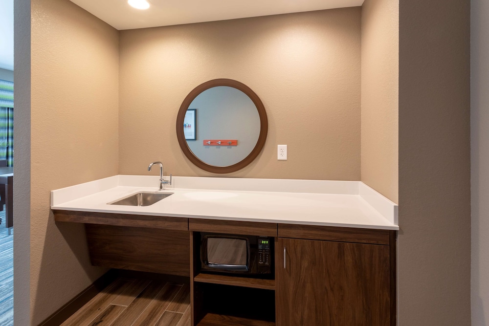 Studio, 1 King Bed, Accessible, Refrigerator & Microwave - Photo 2