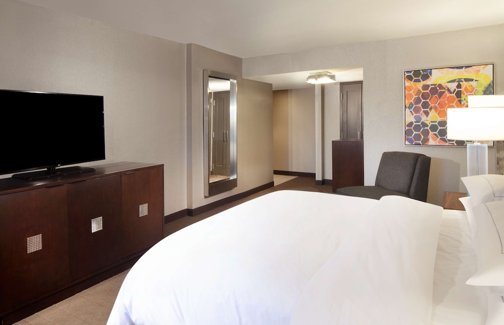 Room, 1 King Bed, Corner - Photo 3