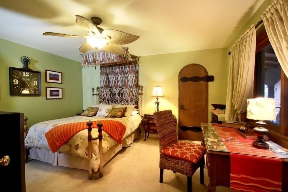 Deluxe Room, 1 Queen Bed (International) photo 1