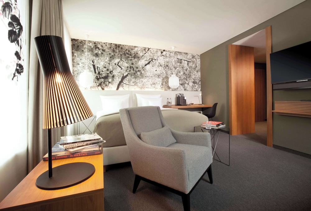 Deluxe Room, 1 King Bed thumbnail 5