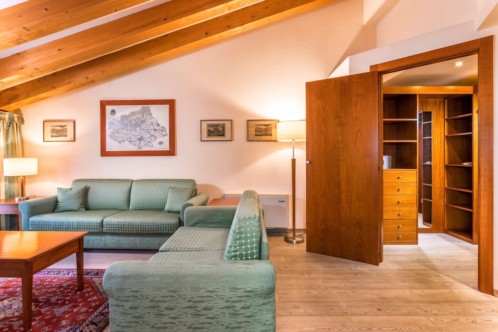 Junior Suite, 1 King Bed, Non Smoking (Sofabed is a double bed) - Photo 1