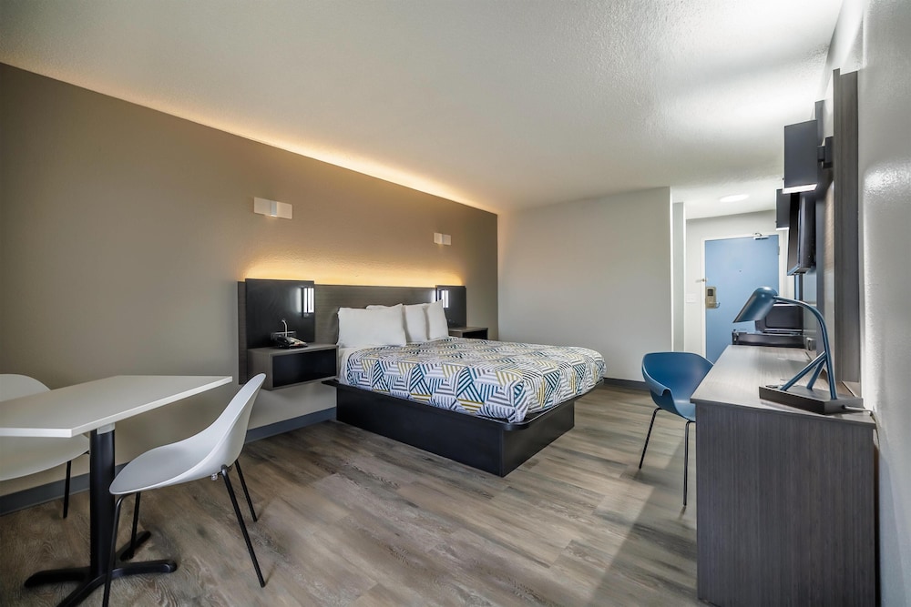 Deluxe Room, 1 Queen Bed, Non Smoking, Refrigerator & Microwave - Photo 3