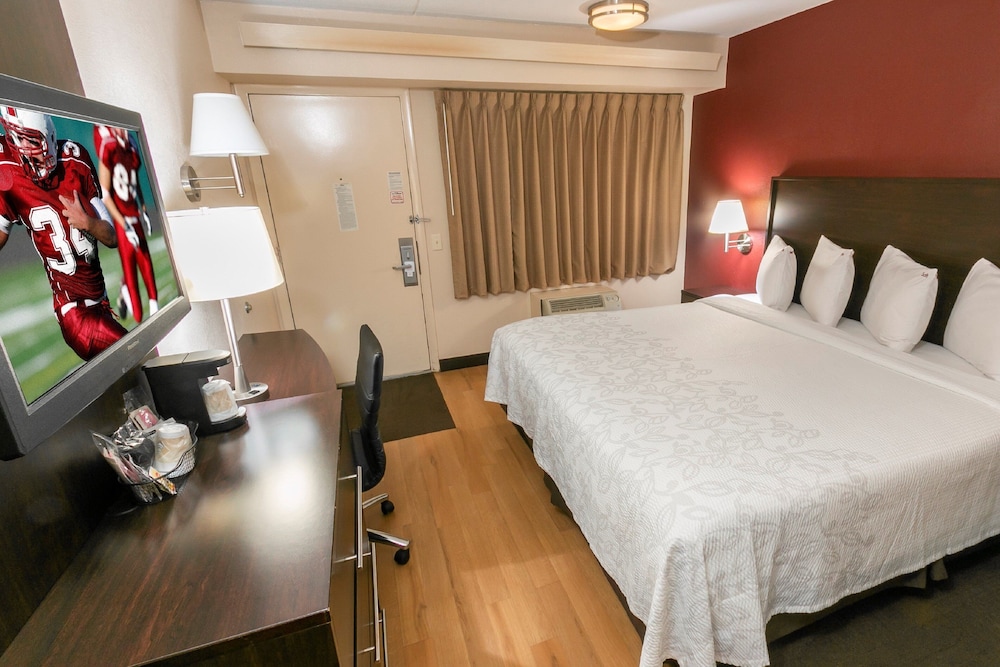 Deluxe Room, 1 King Bed, Accessible (Smoke Free) - Photo 1