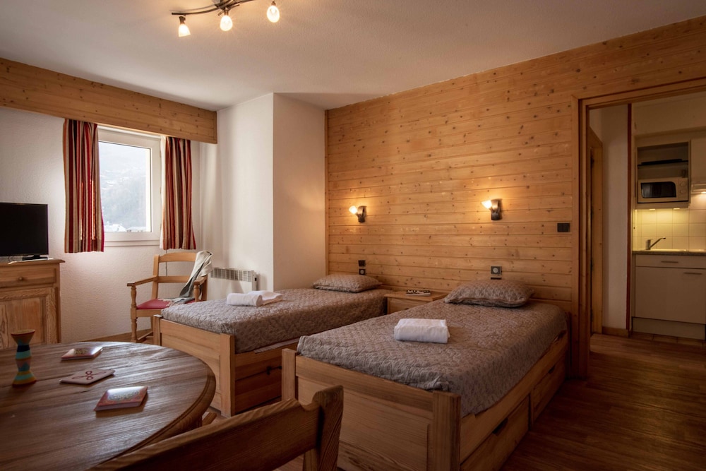 Studio, 2 Twin Beds, Balcony, Mountain View photo 2