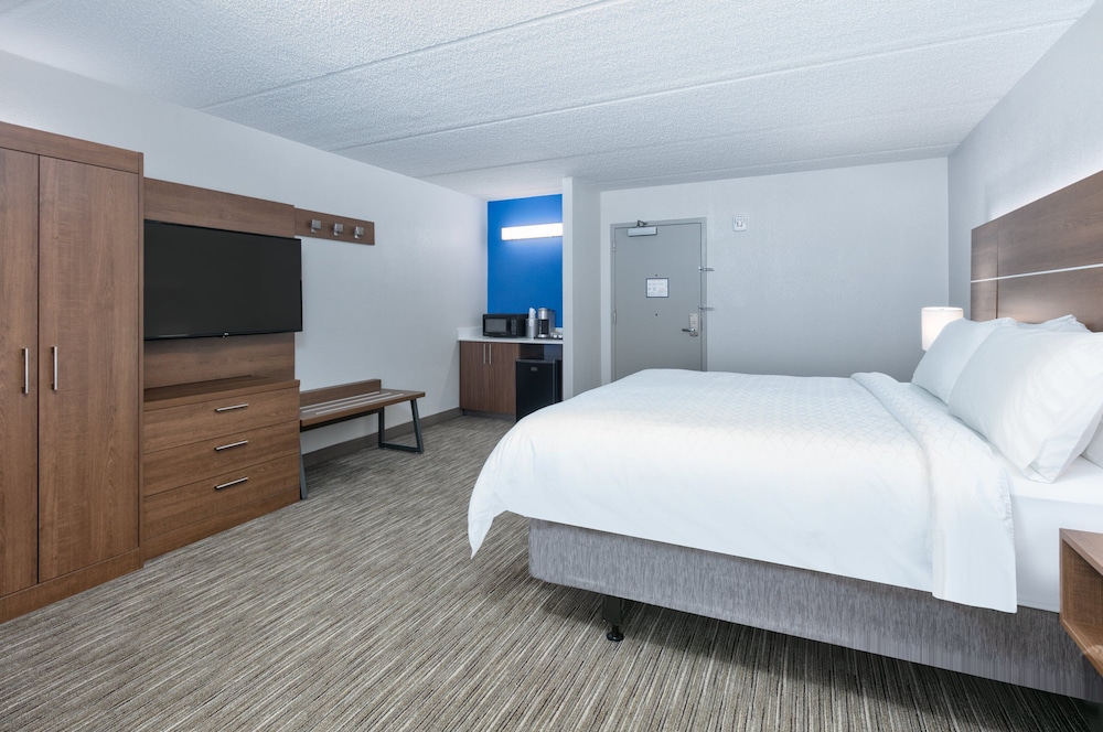Standard Room, 1 King Bed, Accessible Bathtub - Photo 1