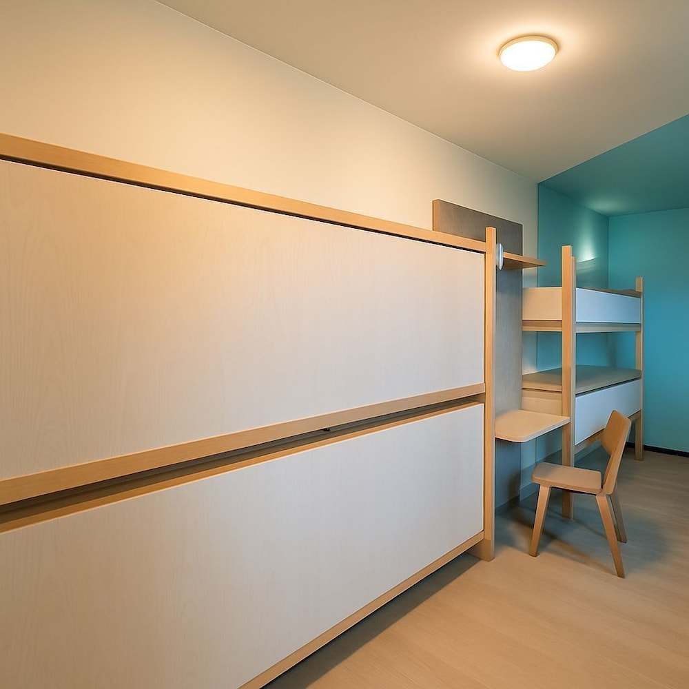 Room, Multiple Beds (Tribu)