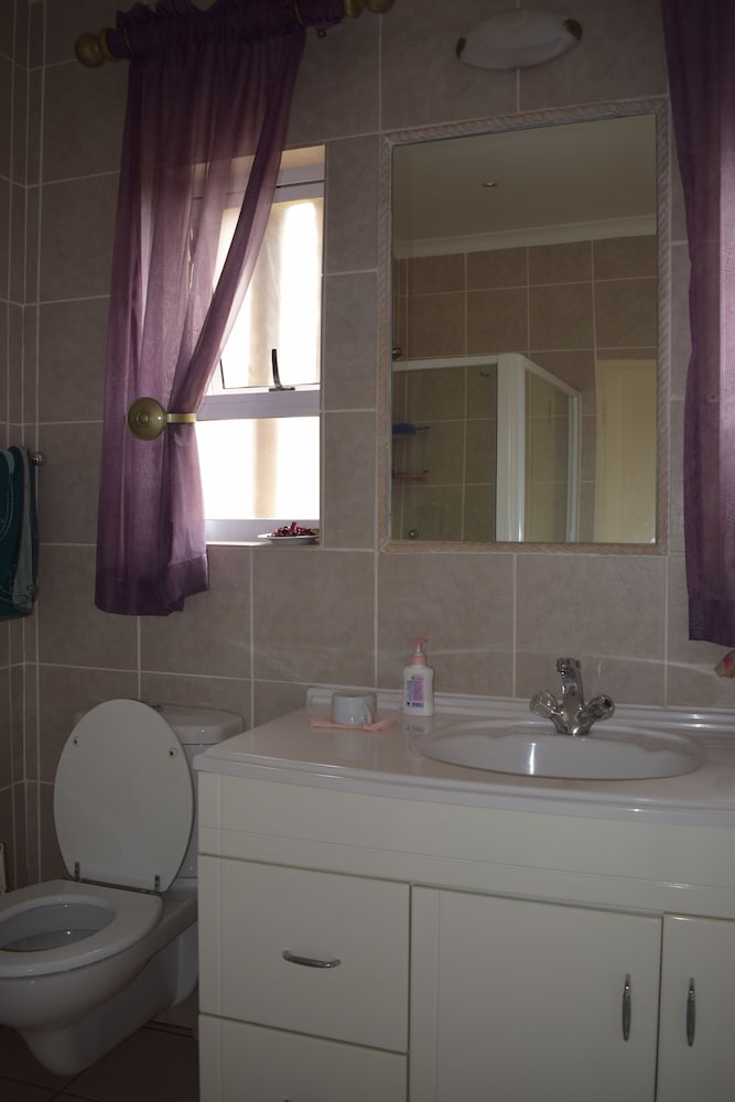 Basic Double Room, 1 Queen Bed, Private Bathroom, Garden View photo 2