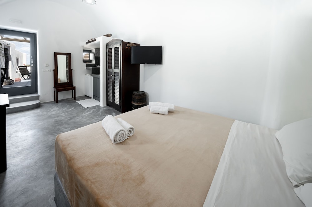 Traditional Studio - Photo 34