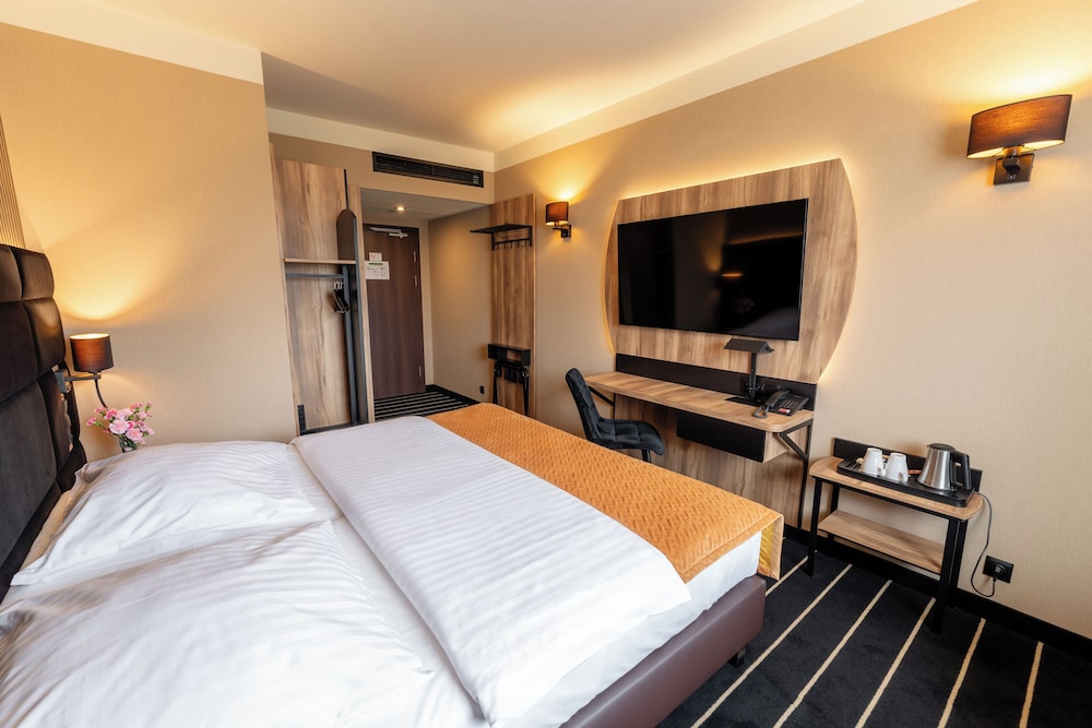 Business Double Room, 1 Queen Bed - Photo 1