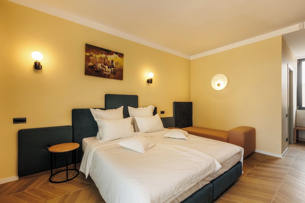 Luxury Studio, Multiple Beds, Private Bathroom, Pool View