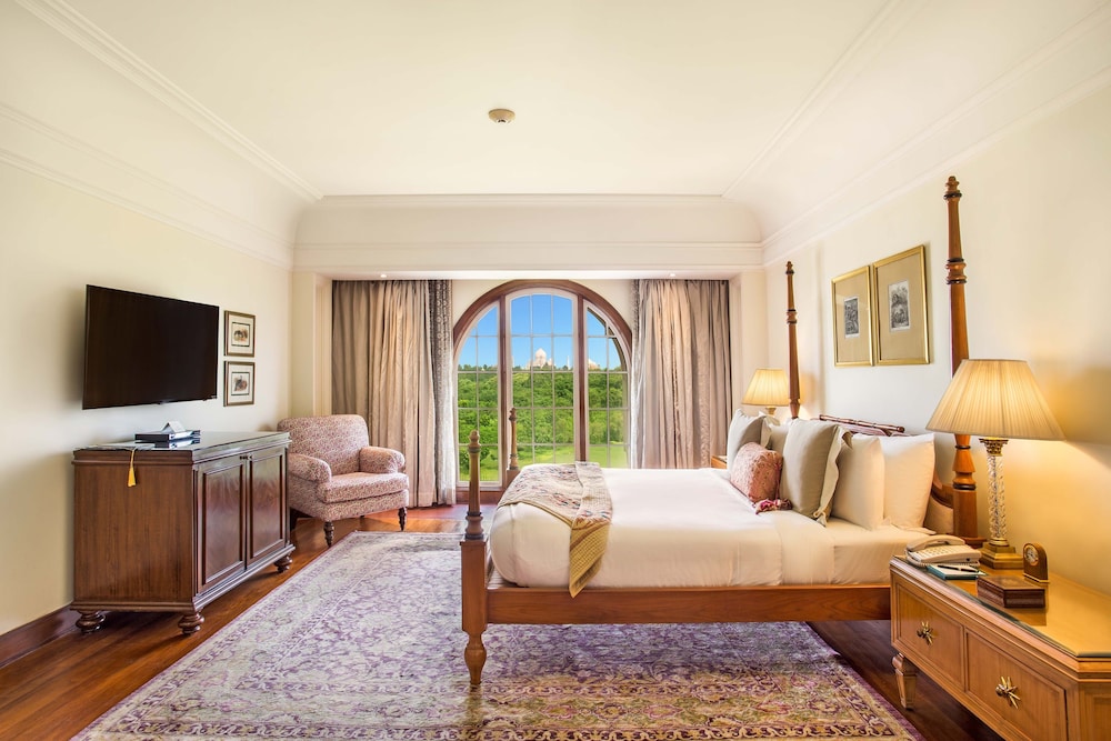 Premier Room, 1 King Bed thumbnail 6