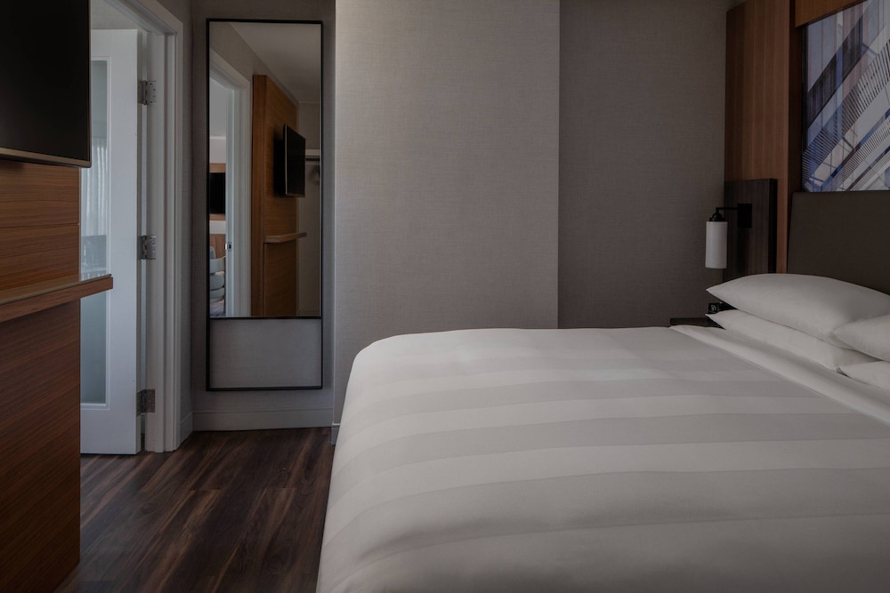 Club Suite, 1 Bedroom - Photo 9