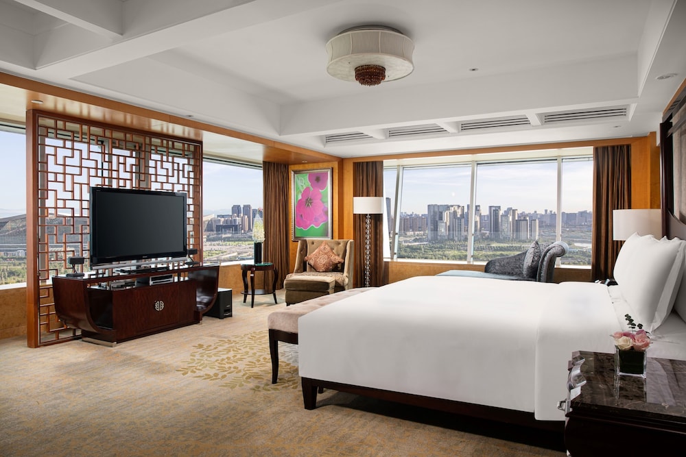 Junior Suite, 1 King Bed, Club Lounge Access - Photo 8