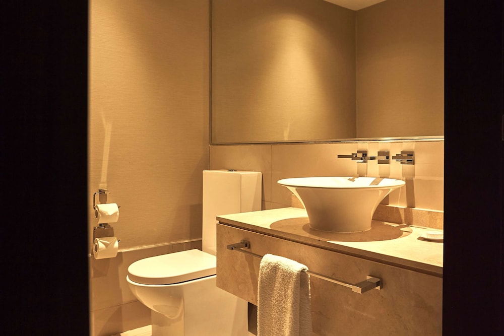 Suite, 1 King Bed, Corner (Executive Floor) thumbnail 6