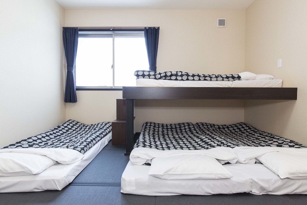 Private 4 Beds room, Shared Toilet and Shower photo 3