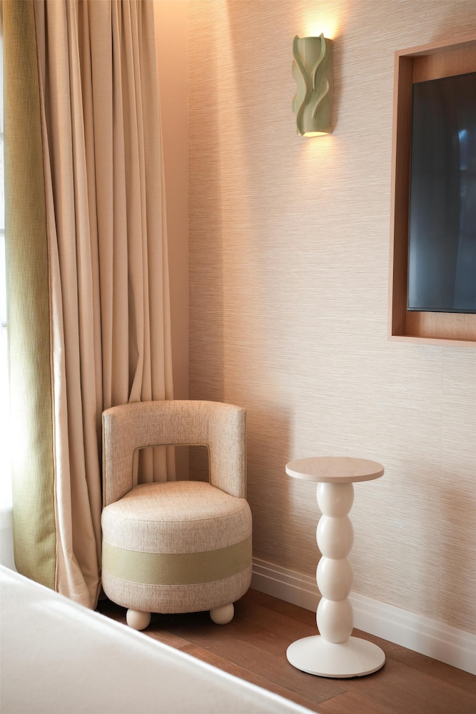 Executive Room - Photo 6