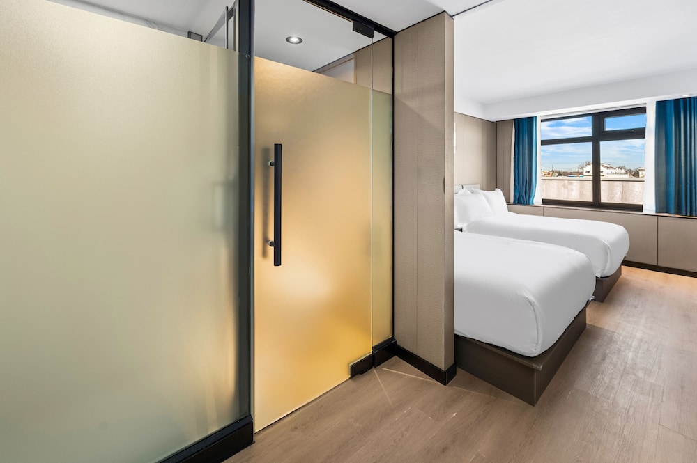 Premier Double Room, 2 Double Beds - Photo 4