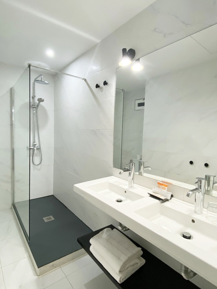 Standard Triple Room, 3 Twin Beds - Photo 6