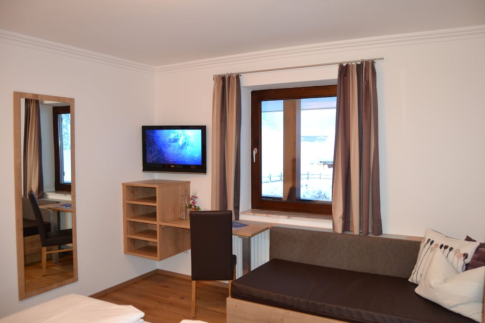 Family Room, 2 Bedrooms - Photo 8