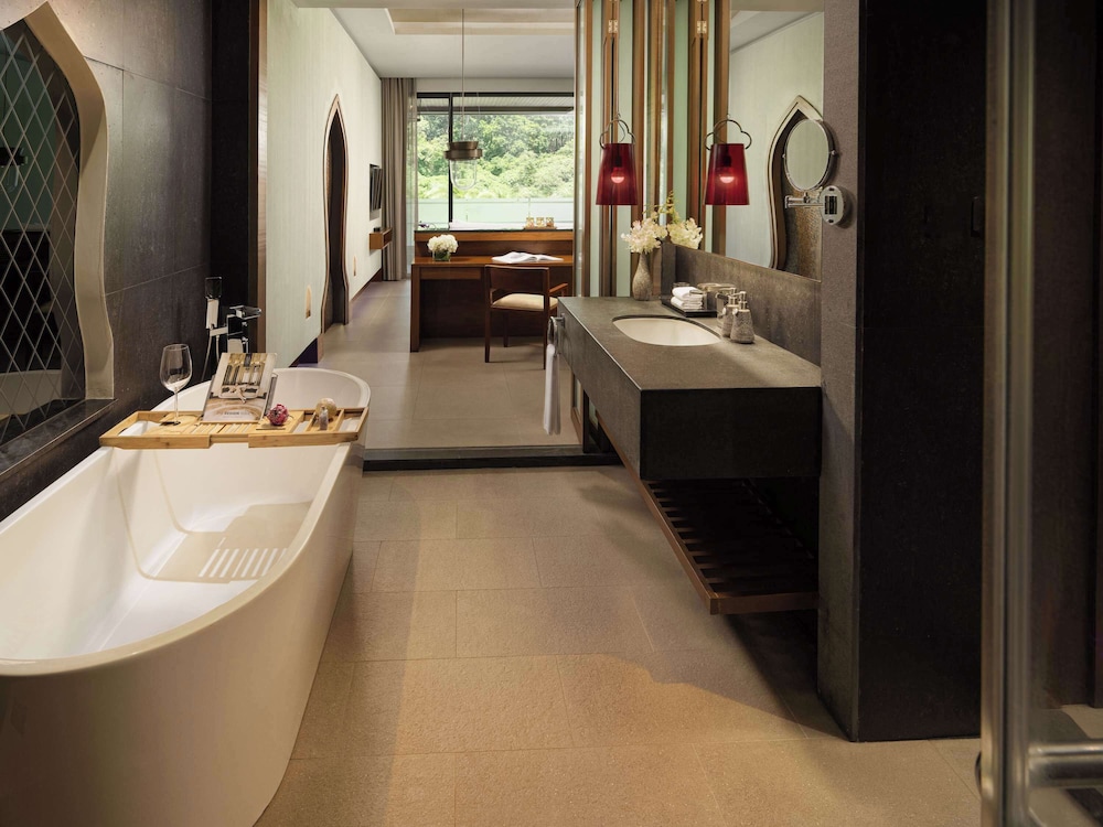 Premier Room, Whirlpool Bath, 1 King Bed - Photo 6