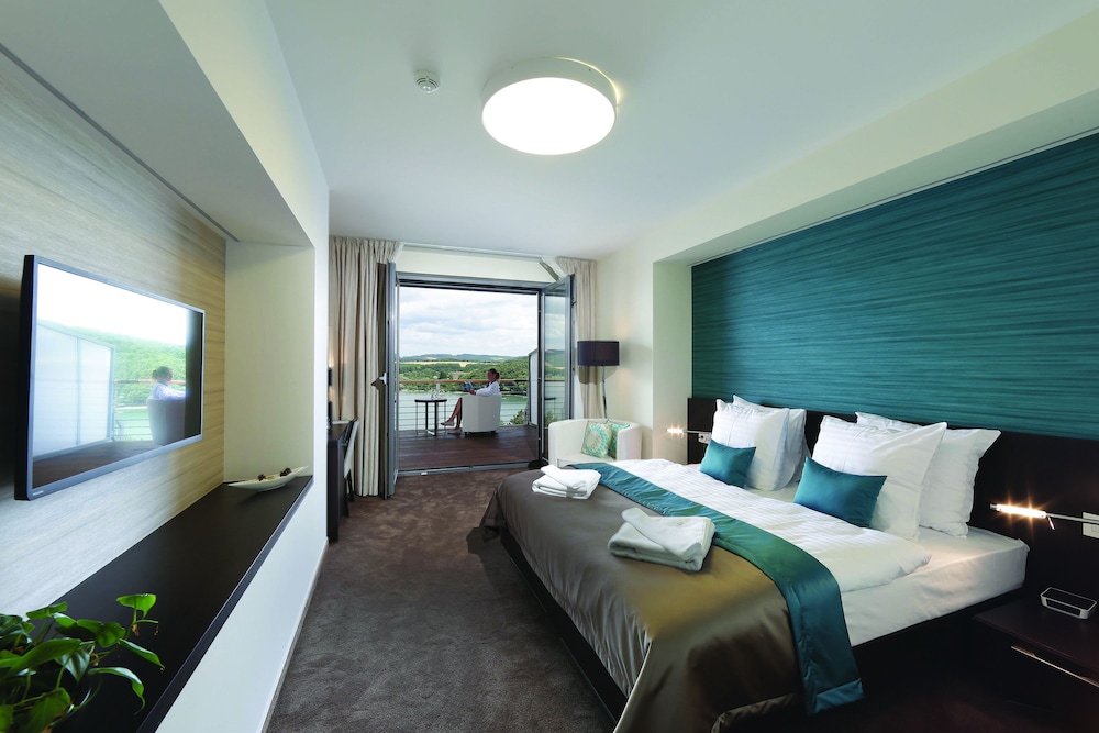 Luxury Double or Twin Room, Balcony, Lake View photo 2