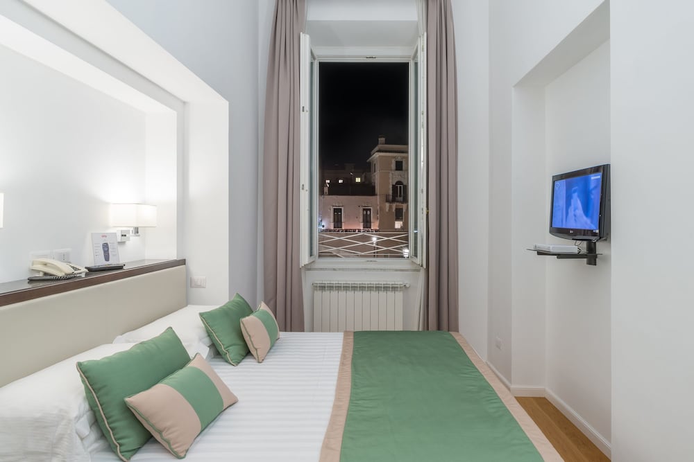 Superior Triple Room, City View photo 3
