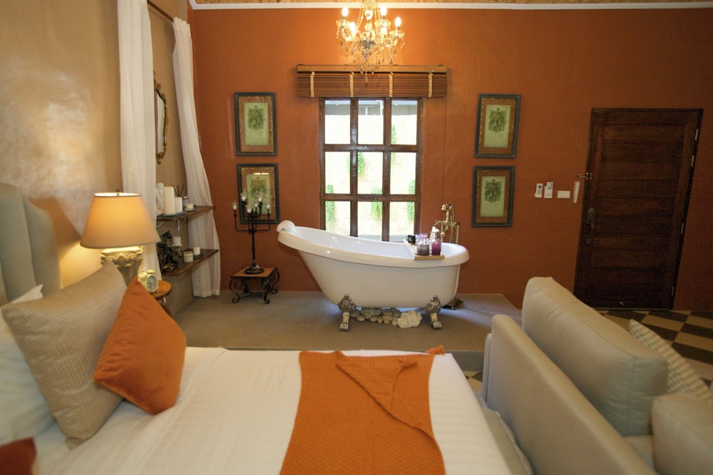 Honeymoon Suite with Bathtub - Photo 7