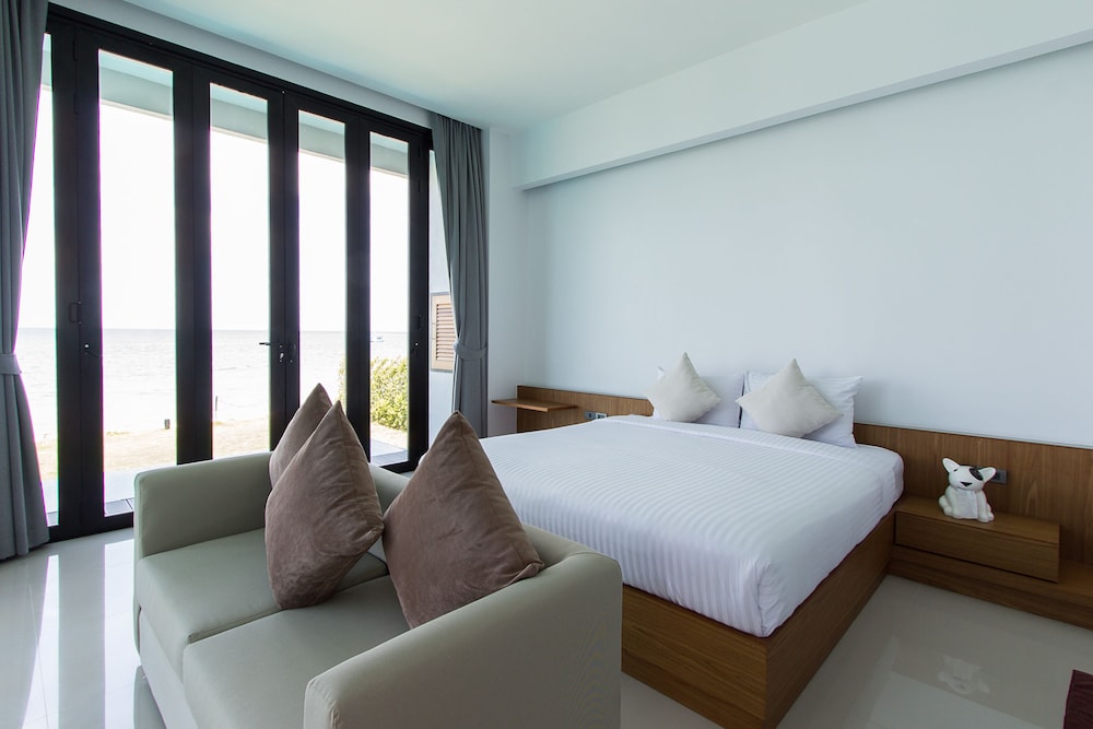 Three Bedroom Beachfront Pool Villa photo 3