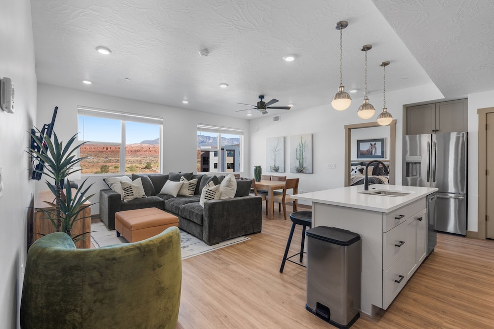 Luxury Condo, 3 Bedrooms, Non Smoking, Pool Access