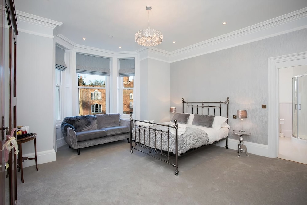 Deluxe Double Room, Ensuite (and Cathedral View) photo 1