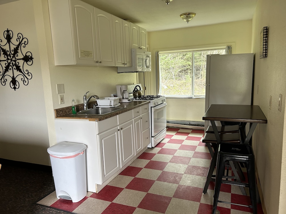 Basic Apartment, 2 Bedrooms, Non Smoking, Mountain View photo 3