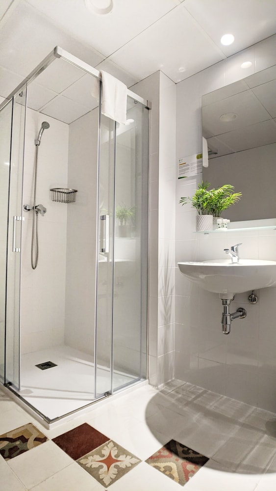 Twin Room - Photo 10