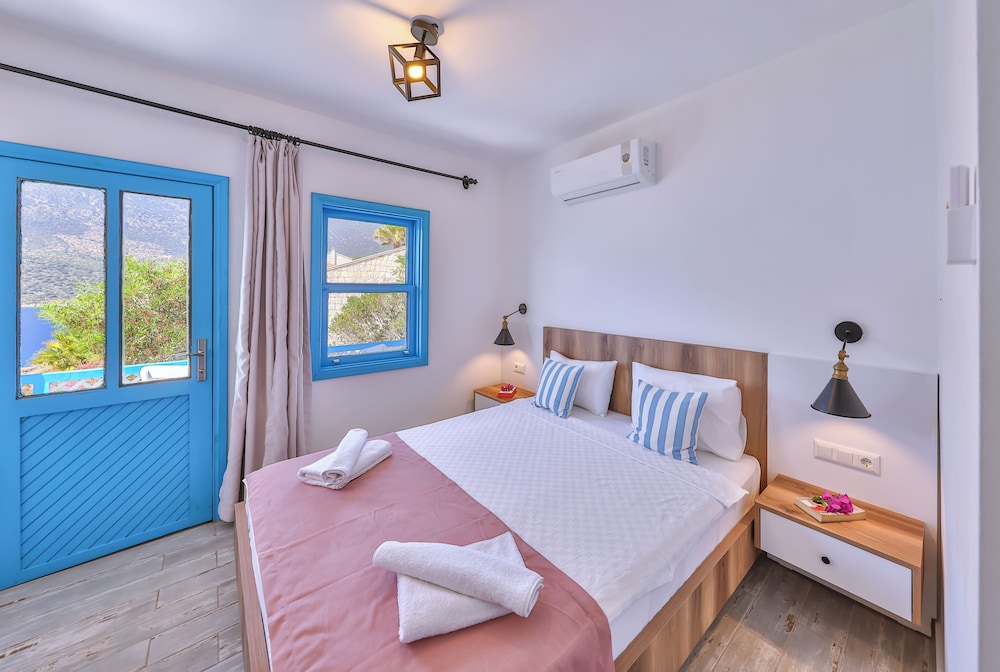 Double Room, Balcony, Partial Sea View photo 3