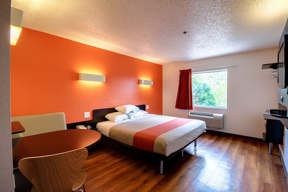 Standard Room, 1 King Bed, Non Smoking photo 2