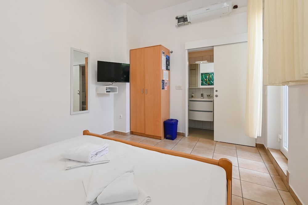 Comfort Room, 1 Queen Bed, Patio