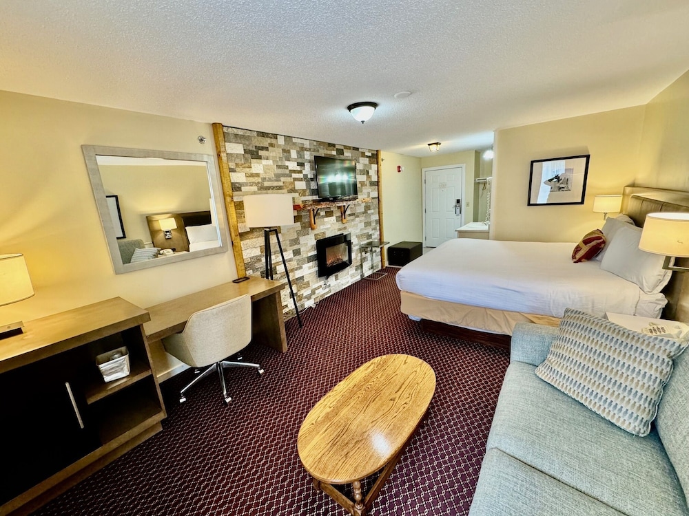 Honeymoon Studio Suite, 1 King Bed with Sofa bed photo 3