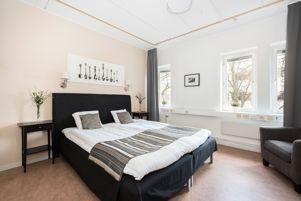Standard Room, 1 King Bed, Non Smoking, Annex Building - Photo 4