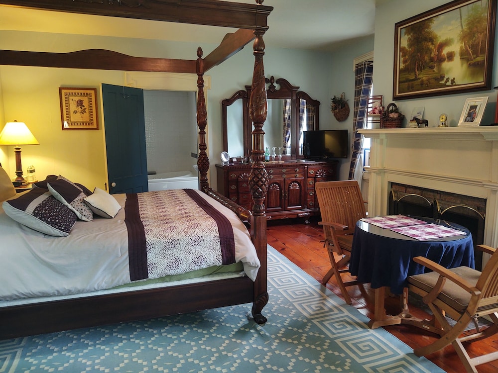 Standard Room, 1 King Bed, Non Smoking (Hearth Room) photo 1