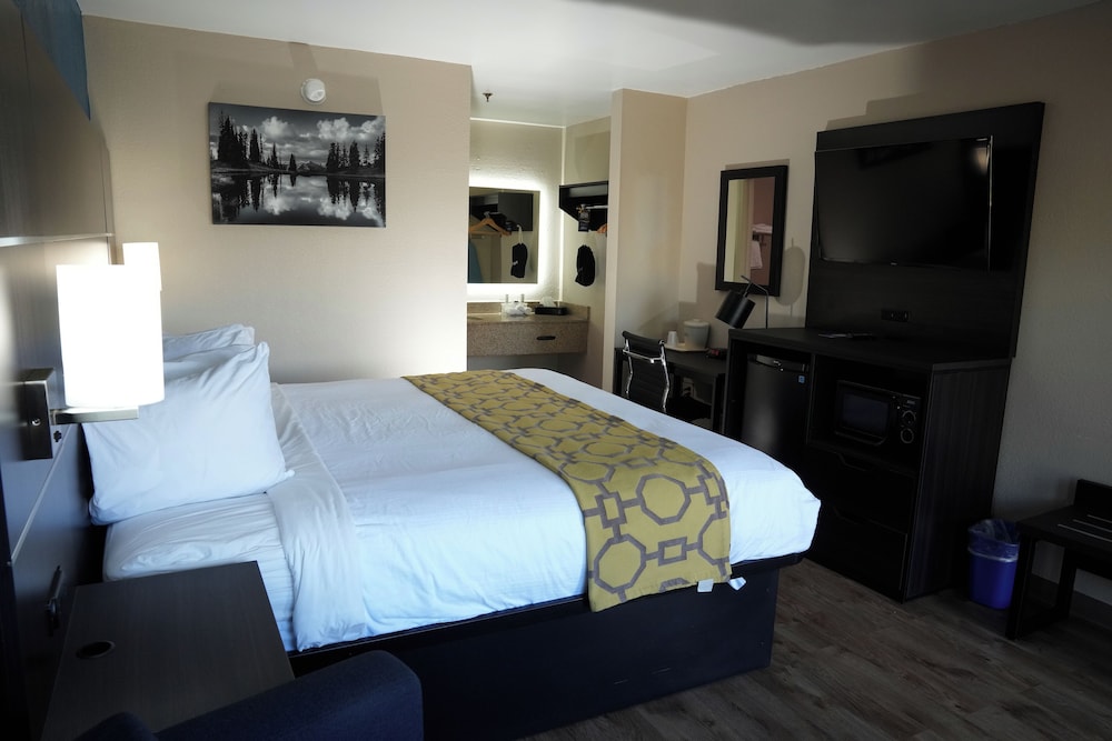 1 King Bed, Non-Smoking - Photo 2