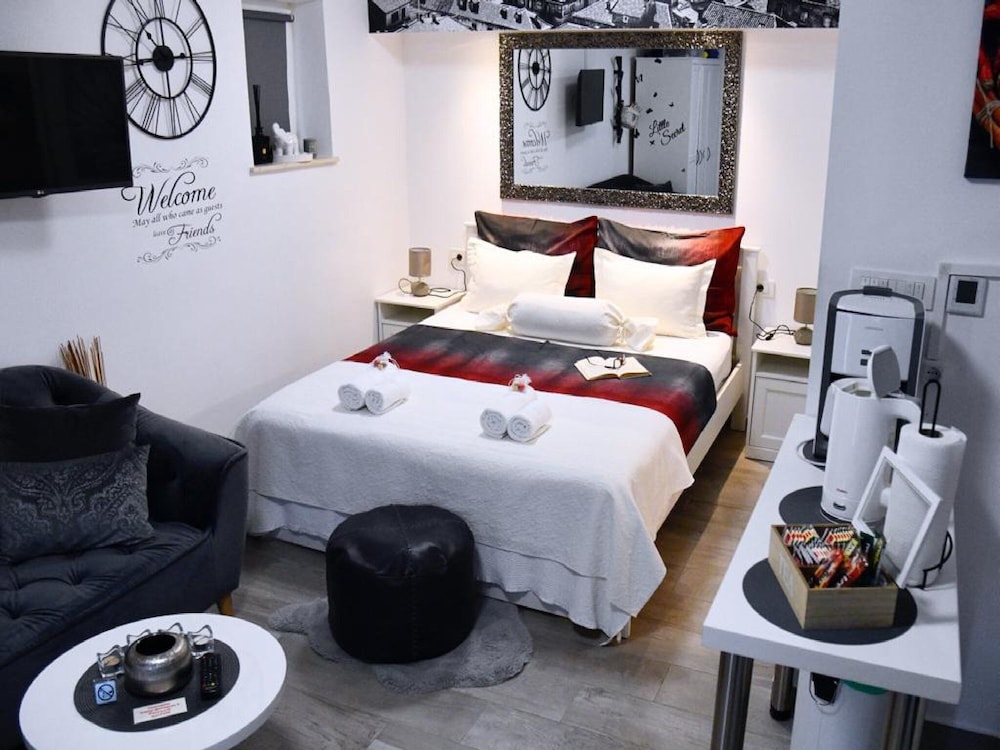 Studio (Studio Apartment)